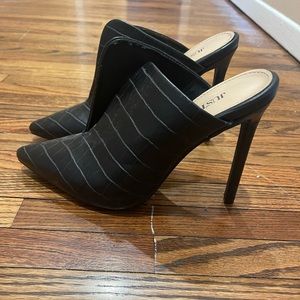 Beutiful heels size US 8.5 run small can fit size 7.5 & 8